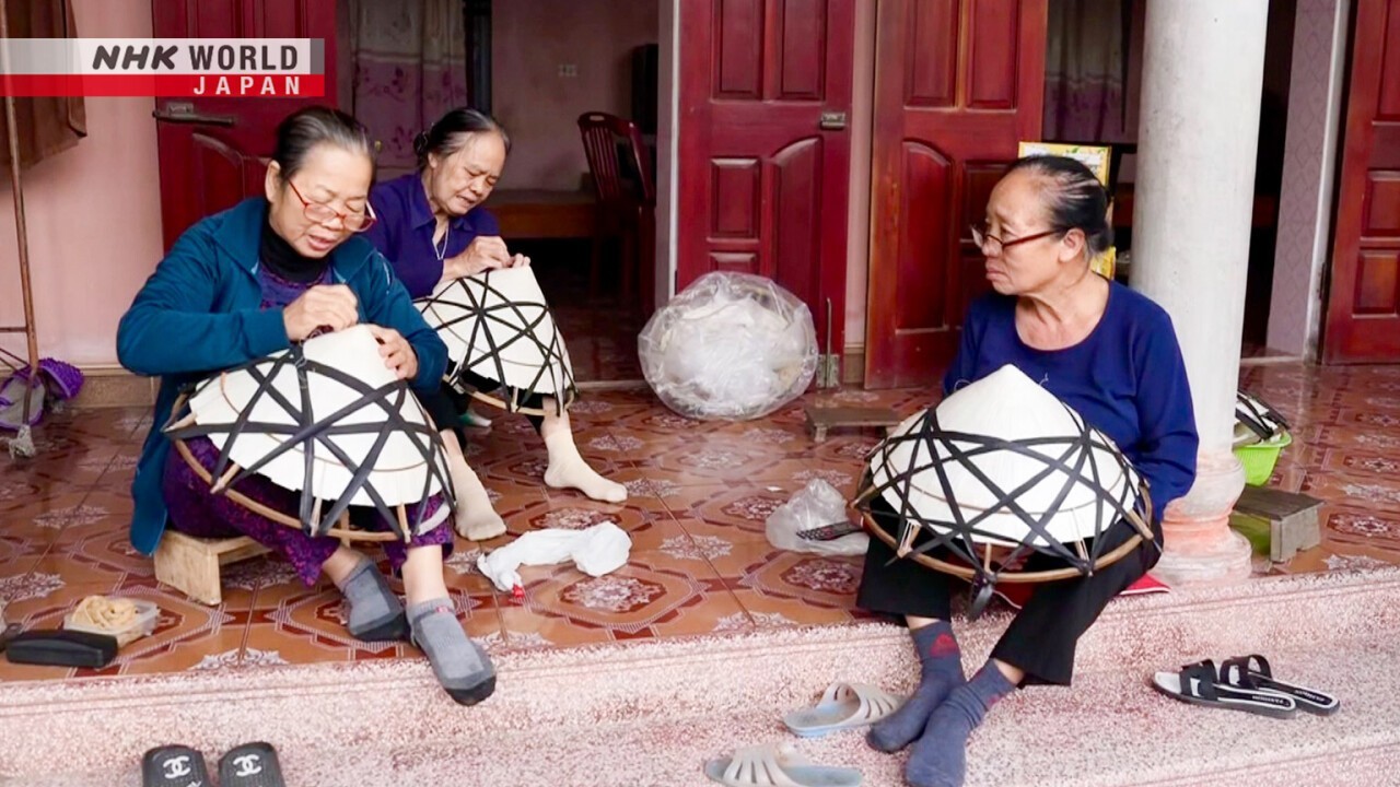 Artisans from Giai Tay village, former Ha Nam Province, making Hanagasa hats. (Photo: NHK) Artisans from Giai Tay village, former Ha Nam Province, making Hanagasa hats. (Photo: NHK)