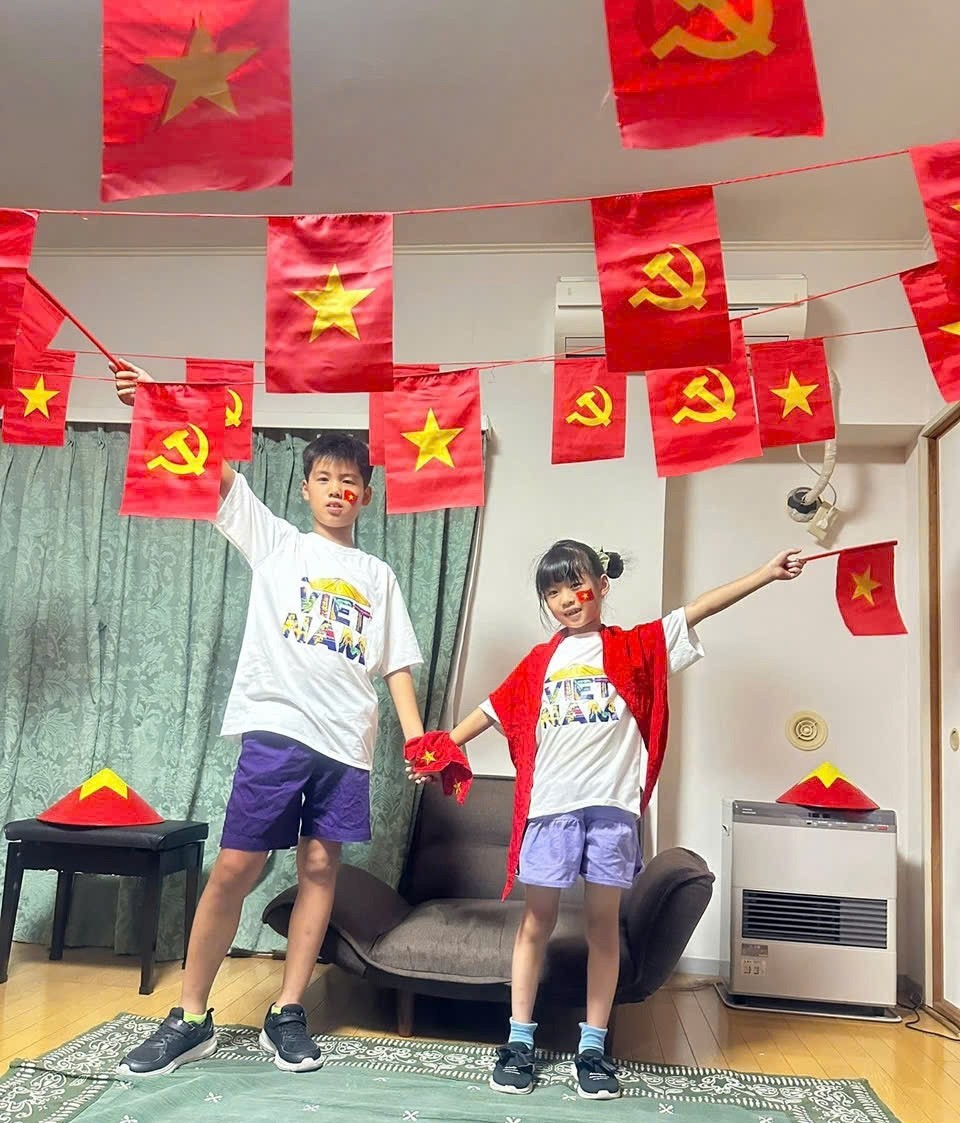The children decorate the house for National Day. The children decorate the house for National Day.
