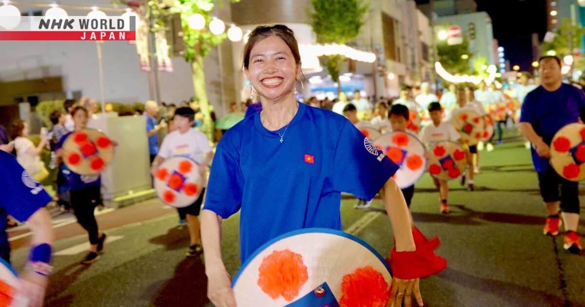 Pham Thi Huyen Trang with a “made in Vietnam” conical hat at the Hanagasa Festival. (Photo: NHK) Pham Thi Huyen Trang with a “made in Vietnam” conical hat at the Hanagasa Festival. (Photo: NHK)