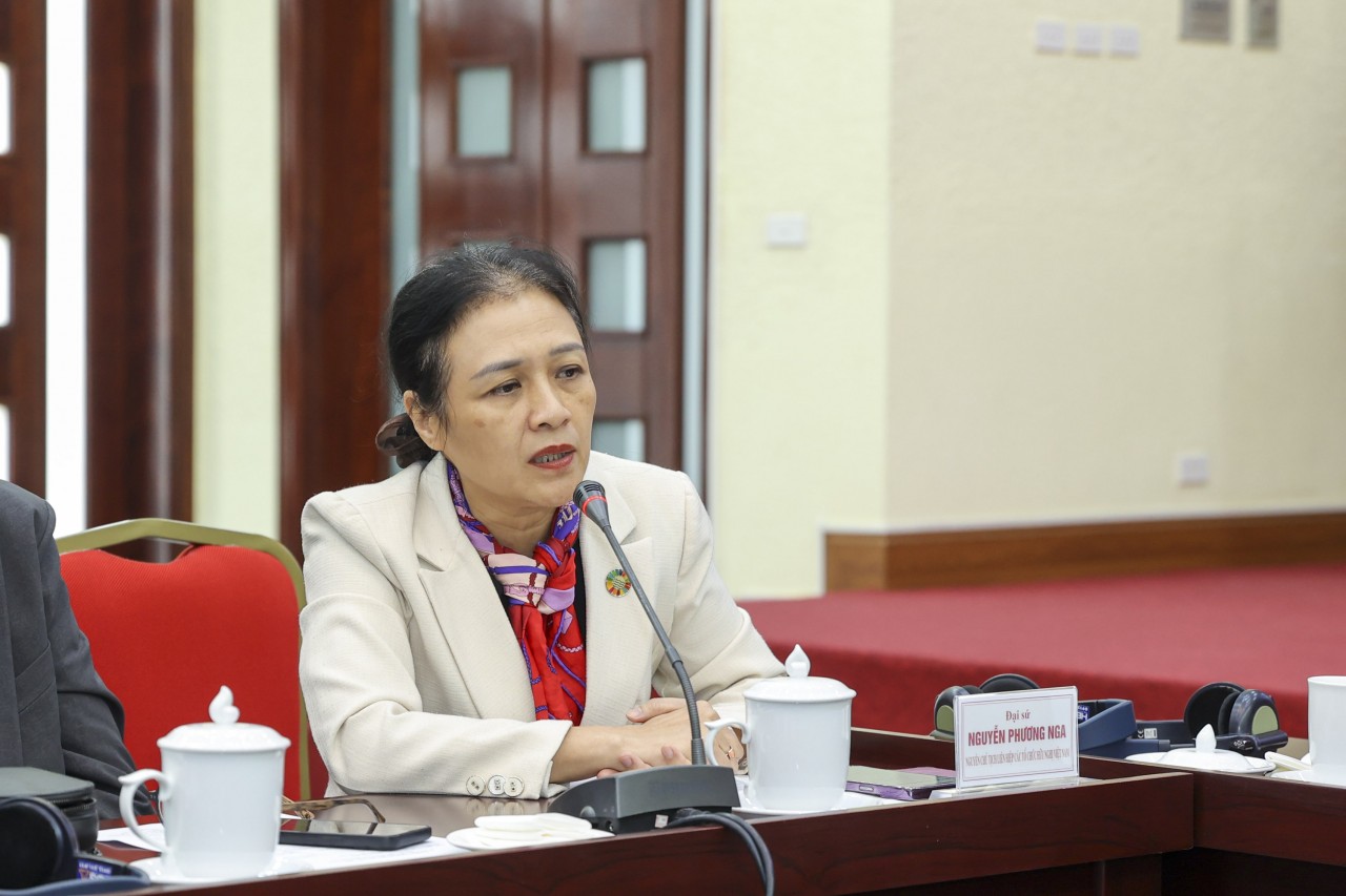 Ambassador Nguyen Phuong Nga, former Deputy Minister of Foreign Affairs and former President of the Viet Nam Union of Friendship Organizations, speaks at the seminar. (Photo: Dinh Hoa)