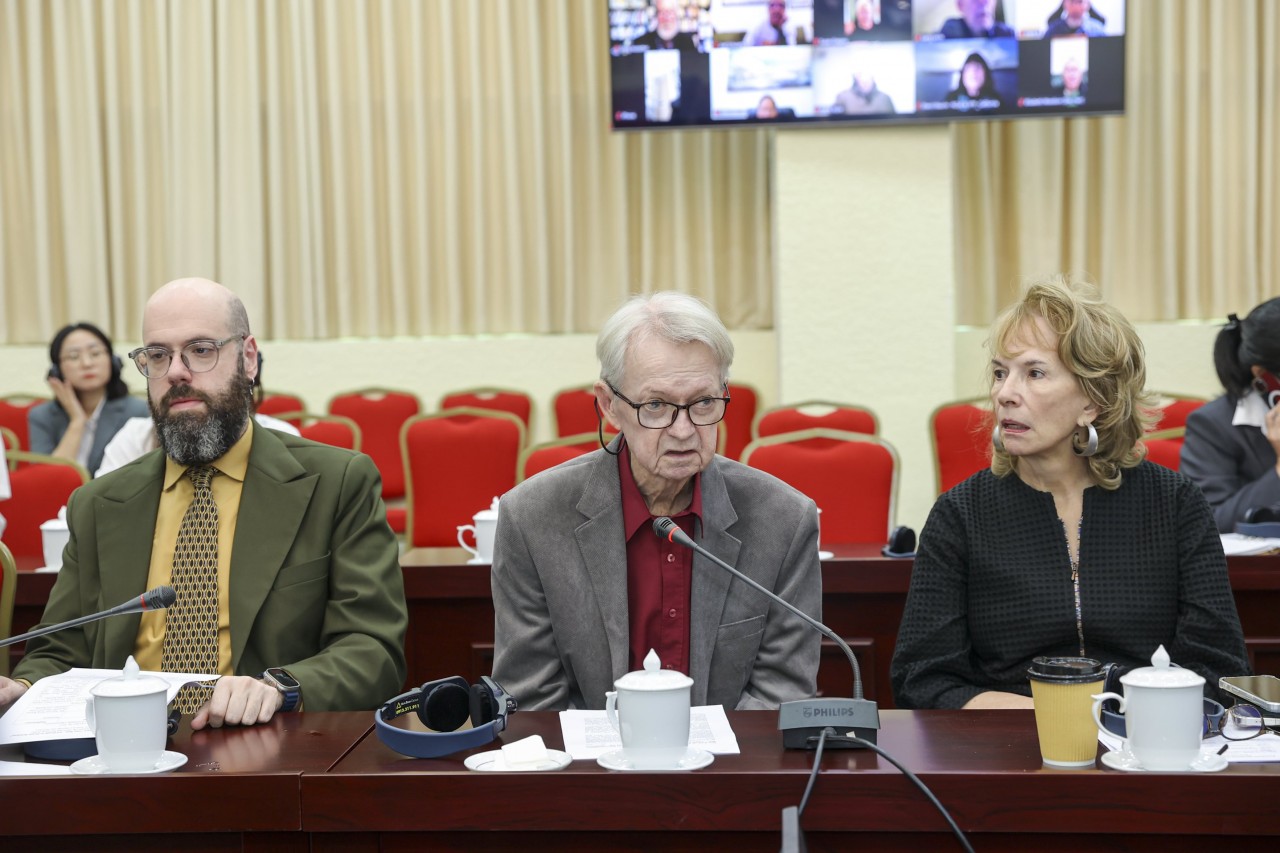 Chuck Searcy, President of Veterans for Peace Chapter 160, speaks at the seminar. (Photo: Dinh Hoa)