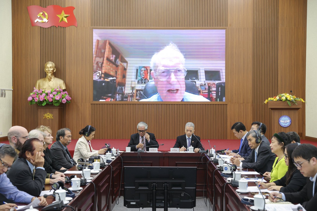 Many American friends and partners joined the discussion online. (Photo: Dinh Hoa)