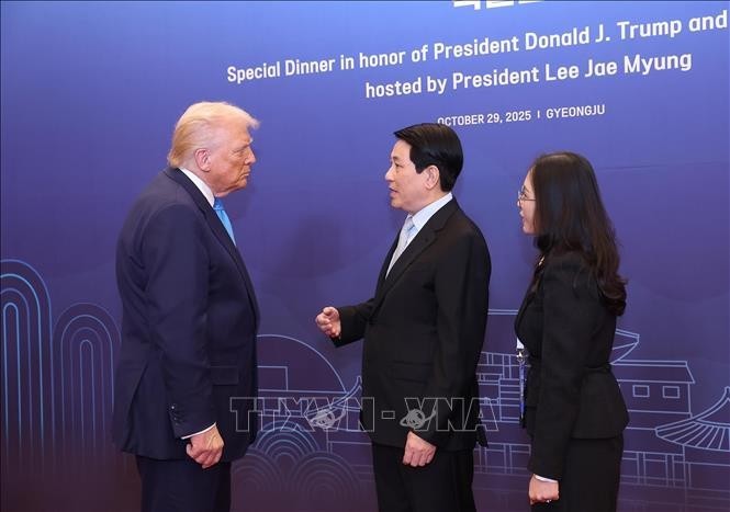 State President Meets with US President, World Leaders in RoK