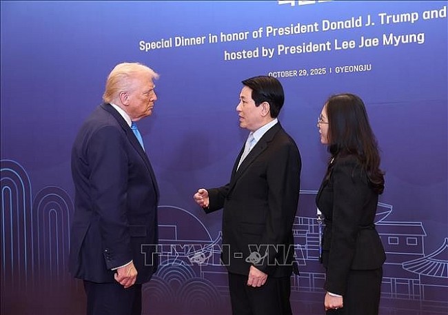 State President Meets with US President, World Leaders in RoK