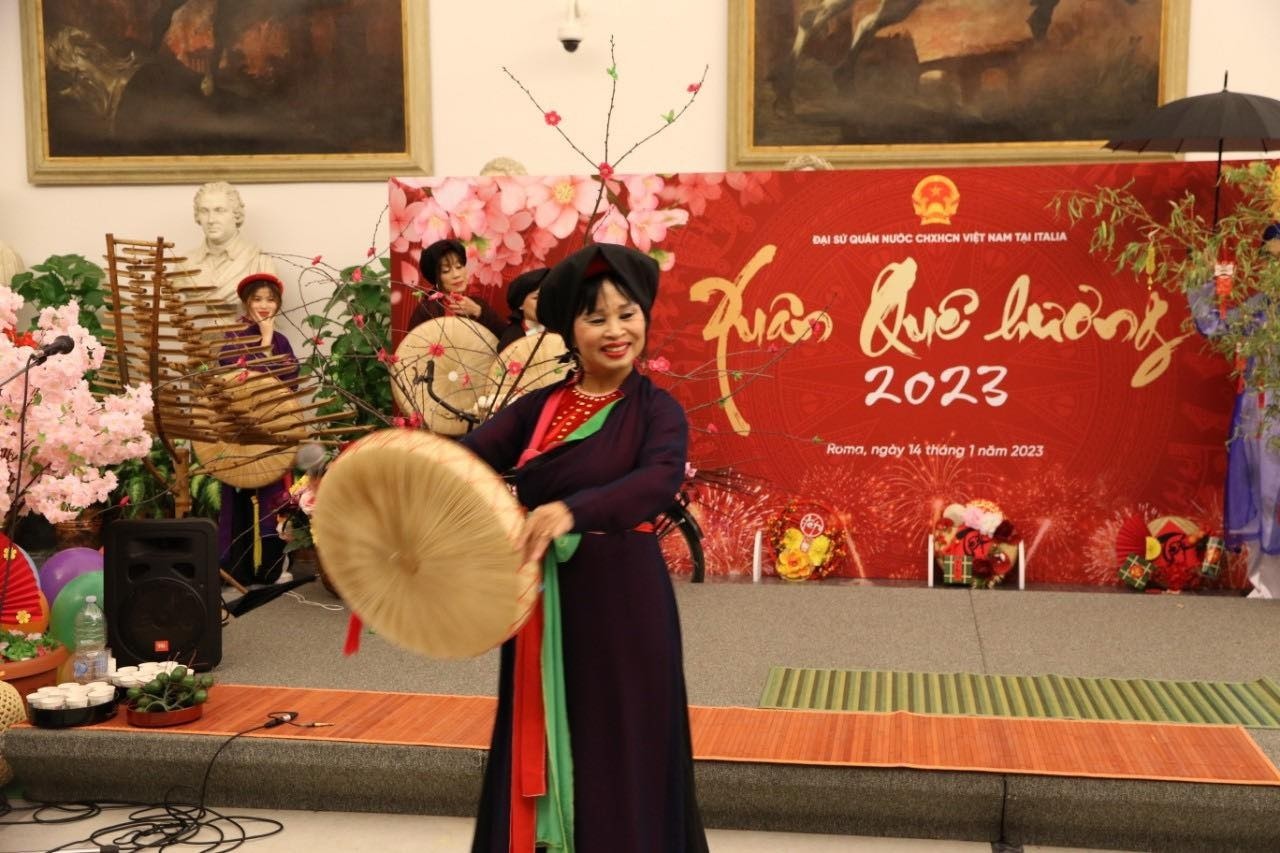 Ms. Lê Thị Bích Hường performing Quan họ folk songs at the ‘Spring in the Homeland 2023’ program organized by the Vietnamese Embassy in Italy. Ms. Lê Thị Bích Hường performing Quan họ folk songs at the ‘Spring in the Homeland 2023’ program organized by the Vietnamese Embassy in Italy.