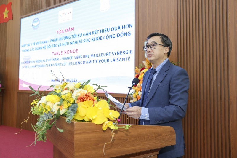 Deputy Minister of Health Tran Van Thuan delivers remarks at the seminar.