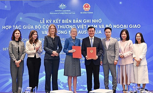 The signing ceremony of the memorandum of understanding (MoU) on cooperation to optimize free trade agreements (FTAs)’ benefits, Ha Noi, November 3, 2025. Photo: VGP The signing ceremony of the memorandum of understanding (MoU) on cooperation to optimize free trade agreements (FTAs)’ benefits, Ha Noi, November 3, 2025. Photo: VGP