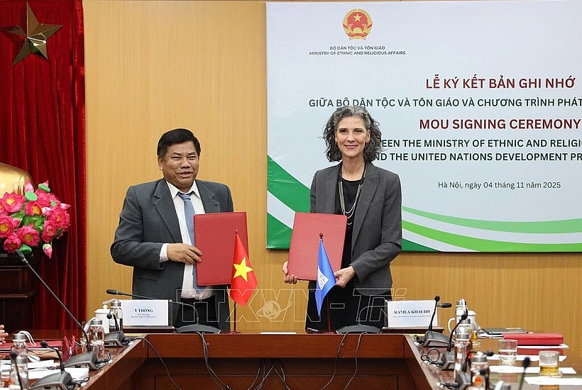 Deputy Minister of Ethnic and Religious Affairs Y Thong and UNDP Resident Representative Ramla Khalidi sign the MoU. (Photo: Ministry of Ethnic and Religious Affairs) Deputy Minister of Ethnic and Religious Affairs Y Thong and UNDP Resident Representative Ramla Khalidi sign the MoU. (Photo: Ministry of Ethnic and Religious Affairs)