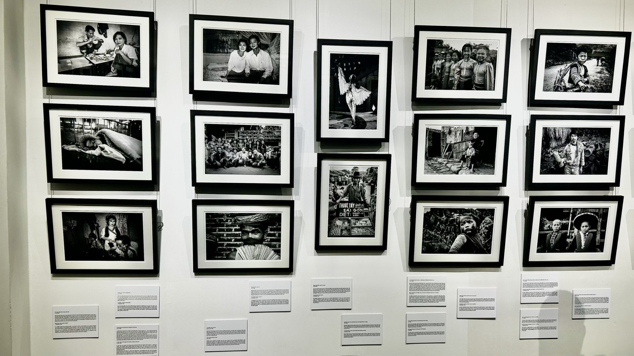 The exhibition features documentary photographs taken by Andy Soloman in Vietnam between 1992 and 1993. (Photo: Thu Phuong) The exhibition features documentary photographs taken by Andy Soloman in Vietnam between 1992 and 1993. (Photo: Thu Phuong)