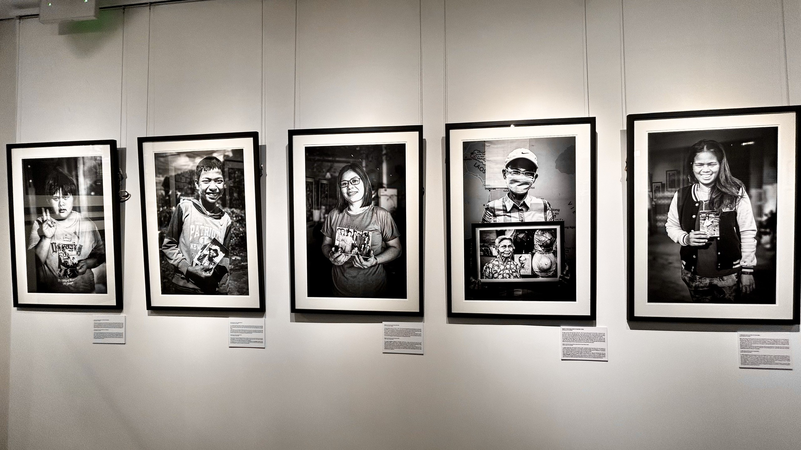 The exhibition “Continuum: Viet Nam” by British photographer Andy Soloman presents 51 black-and-white photographs capturing his more than three-decade-long connection with Vietnam. (Photo: Thu Phuong) The exhibition “Continuum: Viet Nam” by British photographer Andy Soloman presents 51 black-and-white photographs capturing his more than three-decade-long connection with Vietnam. (Photo: Thu Phuong)