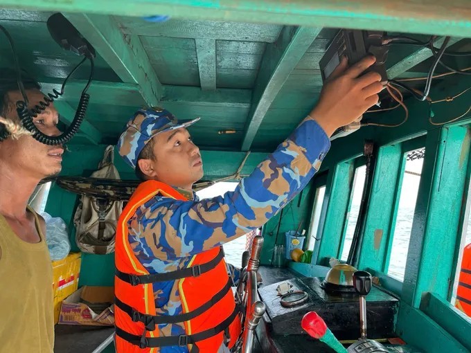 The crew of vessel BP.27.19.01 from Squadron 18 of the Border Guard inspects a vessel monitoring system (VMS) device. (Photo: Border Guard Newspaper) The crew of vessel BP.27.19.01 from Squadron 18 of the Border Guard inspects a vessel monitoring system (VMS) device. (Photo: Border Guard Newspaper)
