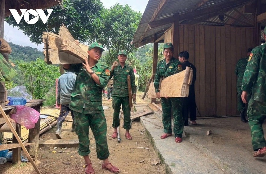 Border guards assist fishermen in bringing boats to safe shelter Border guards assist fishermen in bringing boats to safe shelter