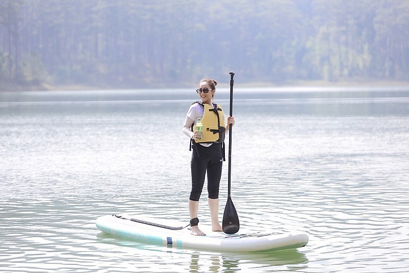 Sipping tea and paddling SUP are among young people’s favorite activities to relieve stress and cool down from the pressures of life. Sipping tea and paddling SUP are among young people’s favorite activities to relieve stress and cool down from the pressures of life.