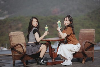 Gen Z Travels Far Just to Sleep: When Tourism and Green Tea Help Cool Down Life