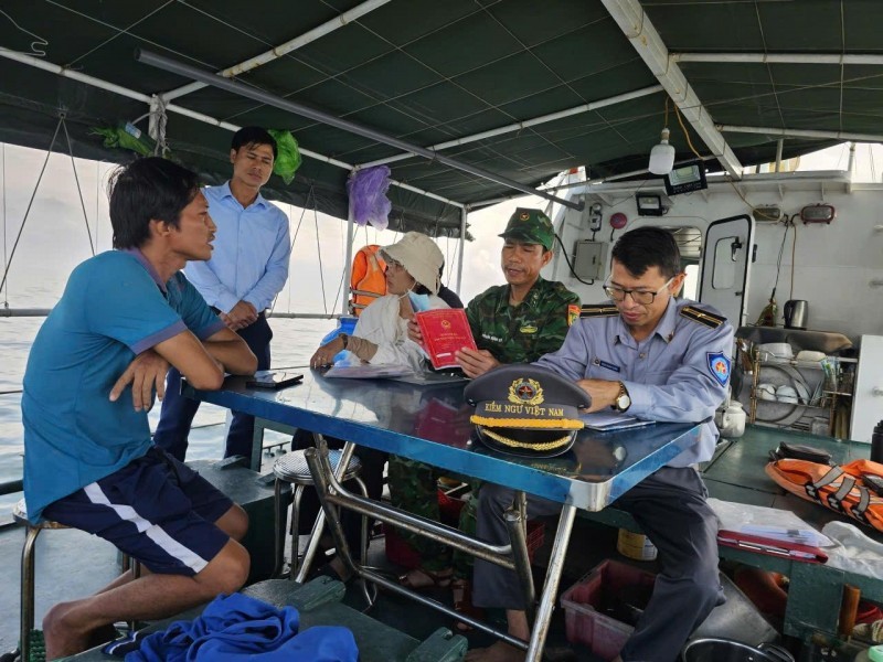 Nghe An requires all fishing vessels with a length of 15 meters or more to install and maintain connection to the Vessel Monitoring System (VMS) in accordance with regulations. (Photo: Bui Anh) Nghe An requires all fishing vessels with a length of 15 meters or more to install and maintain connection to the Vessel Monitoring System (VMS) in accordance with regulations. (Photo: Bui Anh)