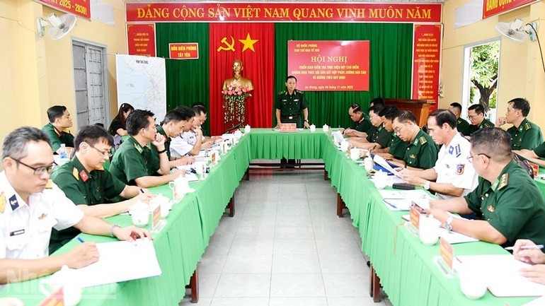 Major General Hoàng Hữu Chiến, Deputy Commander and Chief of Staff of the Vietnam Border Guard, delivers his concluding remarks. (Photo: Nhân Dân Newspaper) Major General Hoàng Hữu Chiến, Deputy Commander and Chief of Staff of the Vietnam Border Guard, delivers his concluding remarks. (Photo: Nhân Dân Newspaper)