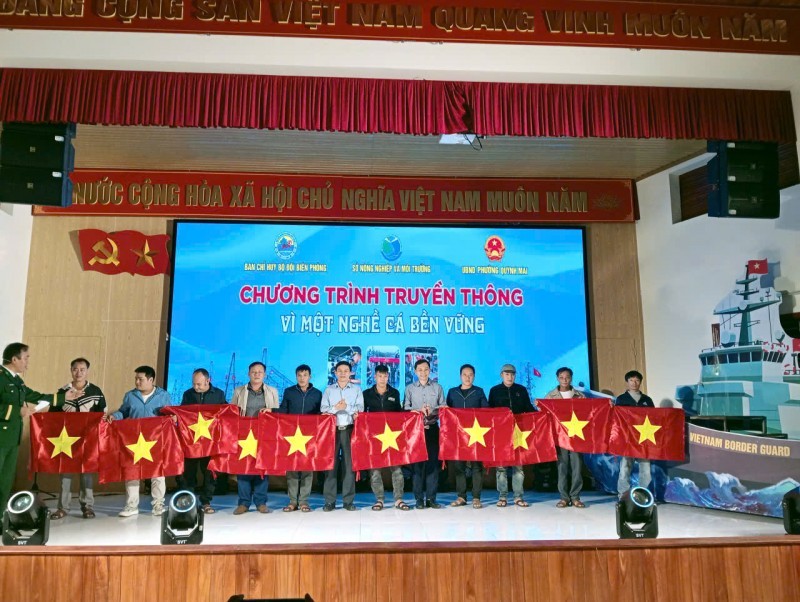 The organizing committee of the “Communication Program for a Sustainable Fishery” presented 2,000 national flags and distributed 2,000 legal awareness leaflets to boat owners, captains, and fishermen participating in the event, thereby fostering legal compliance and patriotic spirit among the fishing community.) The organizing committee of the “Communication Program for a Sustainable Fishery” presented 2,000 national flags and distributed 2,000 legal awareness leaflets to boat owners, captains, and fishermen participating in the event, thereby fostering legal compliance and patriotic spirit among the fishing community.)