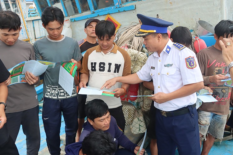 Coast Guard officers meet with captains and crew members, distributing leaflets to encourage strict compliance with laws in fishing activities (Photo: Hong Van/baotintuc.vn) Coast Guard officers meet with captains and crew members, distributing leaflets to encourage strict compliance with laws in fishing activities (Photo: Hong Van/baotintuc.vn)
