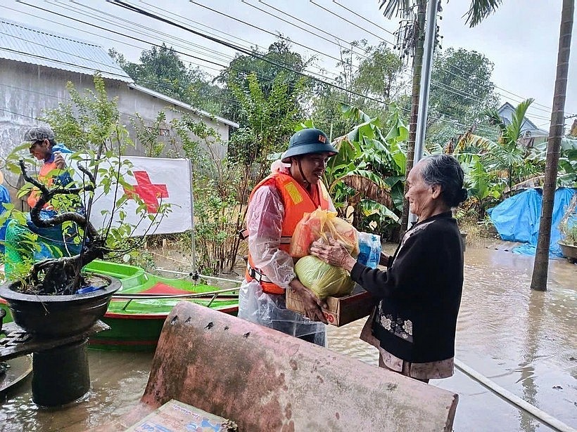 A representative of the Vietnam Red Cross Society delivers relief to a flood-hit resident in Hue city. (Photo: VNA) A representative of the Vietnam Red Cross Society delivers relief to a flood-hit resident in Hue city. (Photo: VNA)