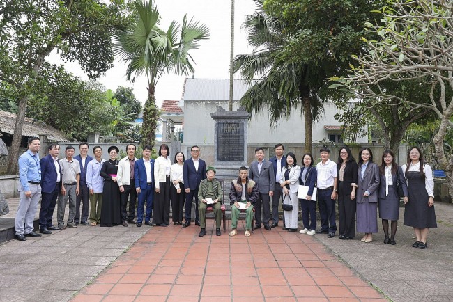 VUFO Delegation Visits Historical Site in Thai Nguyen