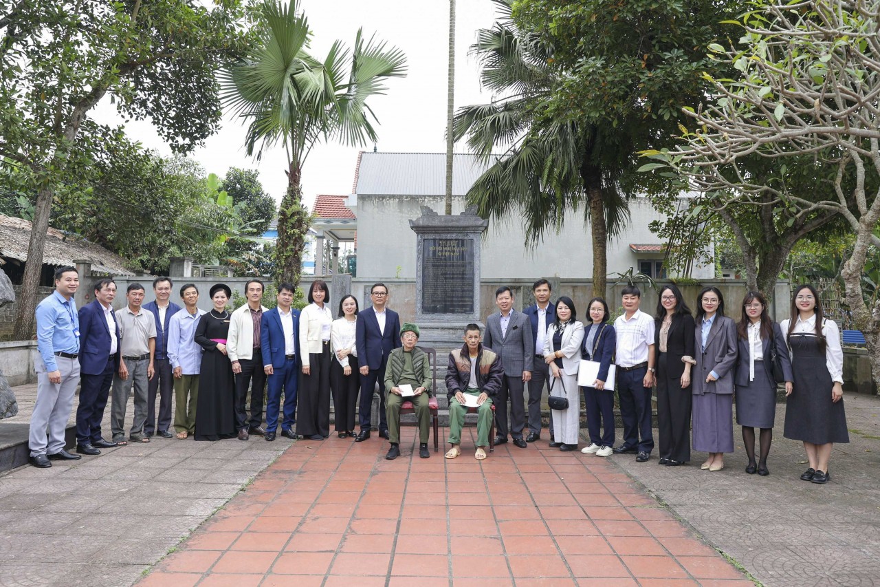 VUFO Delegation Visits Historical Site in Thai Nguyen