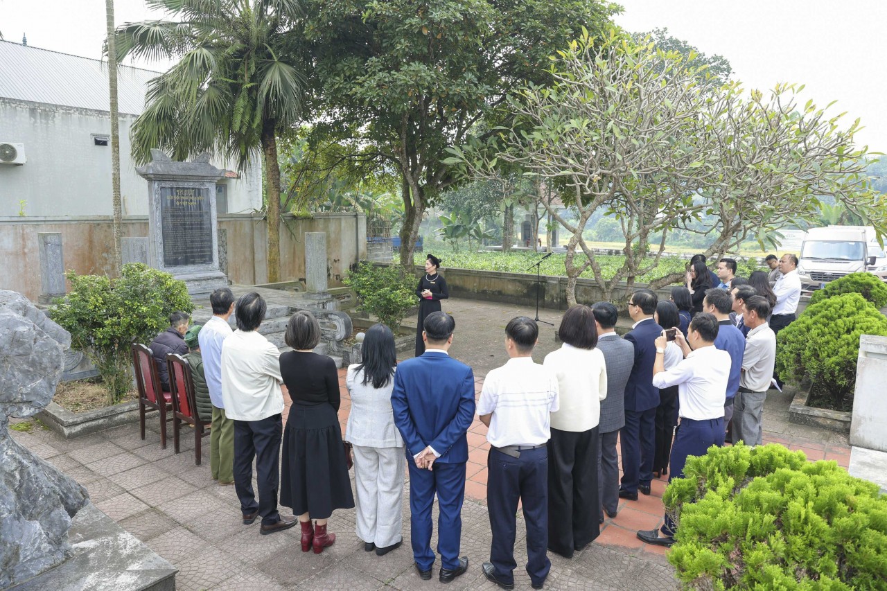 VUFO Delegation Visits Historical Site in Thai Nguyen