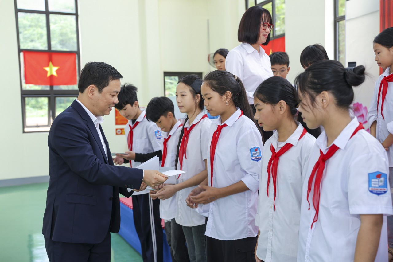 VUFO Delegation Visits Historical Site in Thai Nguyen