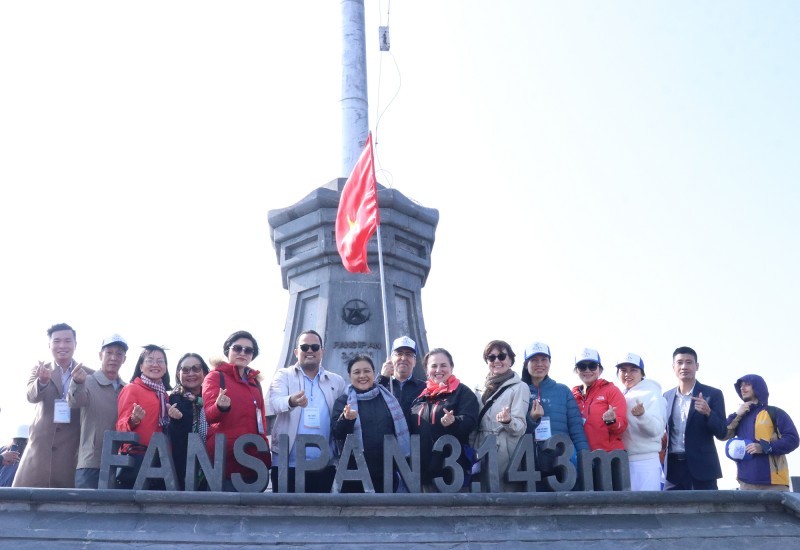  Ambassador Nguyen Phuong Nga and the delegation of foreign guests to the summit of Mount Fansipan, Viet Nam. (Photo: Thu Ha)