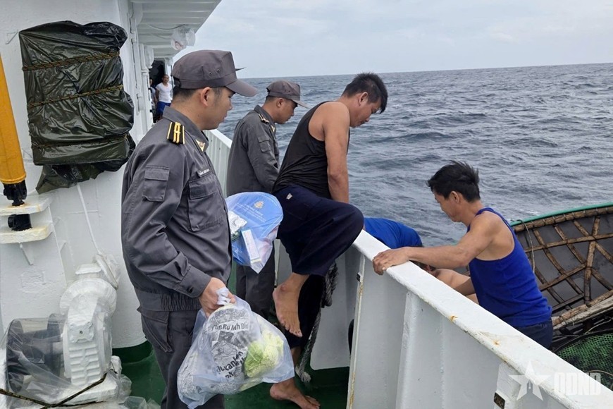 Fisheries Surveillance Team No. 4 provides rice, fresh vegetables, and essential supplies to fishermen. (Photo: People’s Army Newspaper)