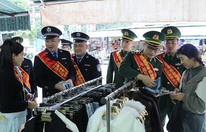 Vietnamese and Chinese border forces provide legal guidance to traders at Tan Thanh market in Lang Son (Photo: VNA)