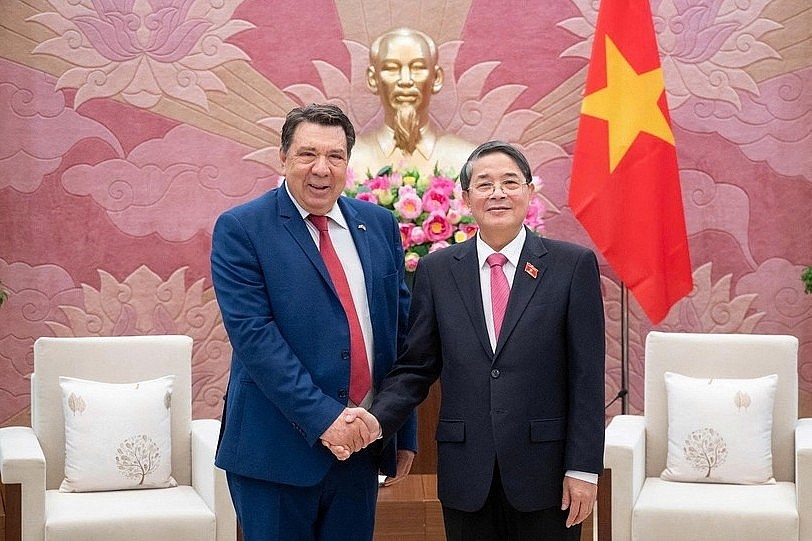 NA Vice Chairman Nguyen Duc Hai welcomes Vietnam’s Honorary Consul in Piraeus Gabriel Petris (Photo: quochoi.vn)