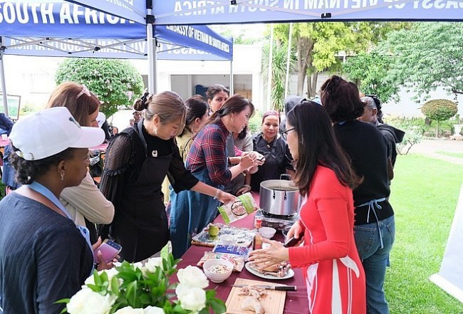 International Visitors in South Africa Experience Vietnamese Cuisine