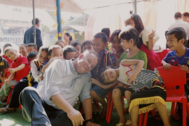 Radman Jesse Kivette, with children supported by VinaCapital Foundation. (Photo: VCF)