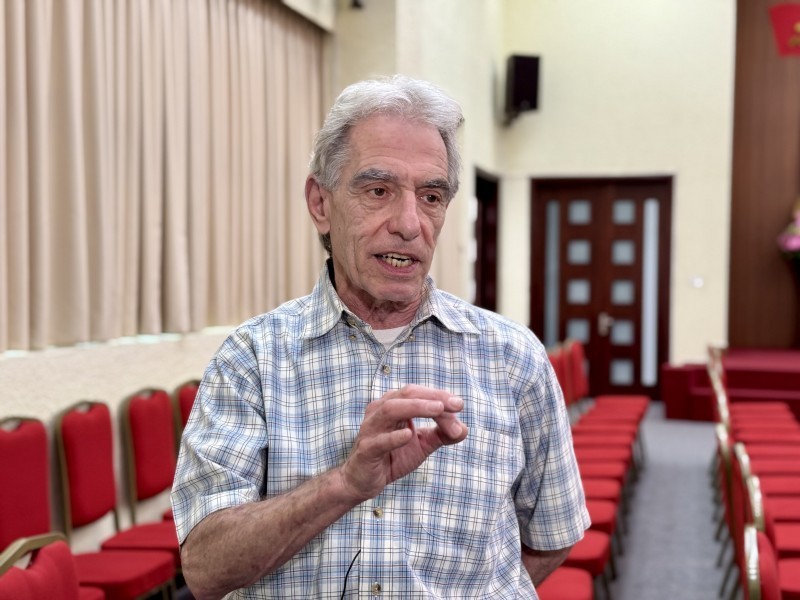 Joel Schwartz, Labor Activist, Member of the Delegation of the Fund for Reconciliation and Development (USA). (Photo: Dinh Hoa)