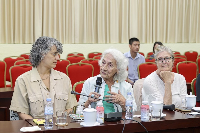 Myrna V. Pagán (center), Artist, Human Rights Activist, Member of the Delegation of the National Council on Aging (USA). (Photo: Dinh Hoa)