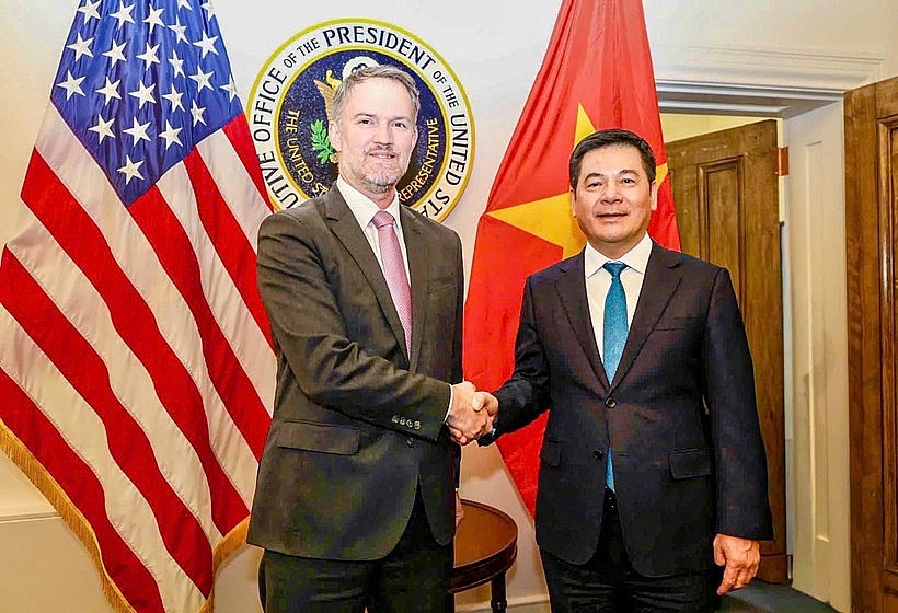Vietnamese Minister of Industry and Trade Nguyen Hong Dien (right) shakes hands with US Trade Representative Jamieson Greer. (Photo: moit.gov.vn) Vietnamese Minister of Industry and Trade Nguyen Hong Dien (right) shakes hands with US Trade Representative Jamieson Greer. (Photo: moit.gov.vn)