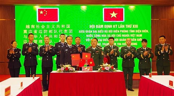 The two sides exchange the minutes of the talks (Photo: VNA) The two sides exchange the minutes of the talks (Photo: VNA)