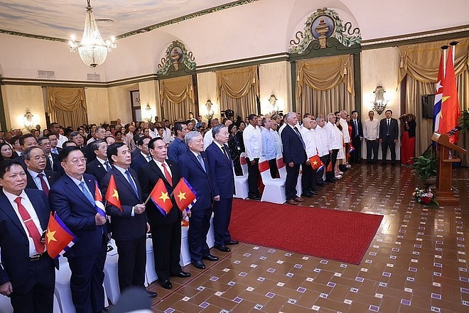 During his State visit to Cuba, on September 27, 2024, General Secretary and State President Tô Lâm, together with First Secretary and President of Cuba Miguel Díaz-Canel Bermúdez, held a cordial meeting with representatives of Cuban friendship organizations and the young generation. The event was jointly organized by the Viet Nam Union of Friendship Organizations, the Cuban Institute of Friendship with the Peoples (ICAP), and the Embassy of Viet Nam in Cuba. (Photo: VNA)