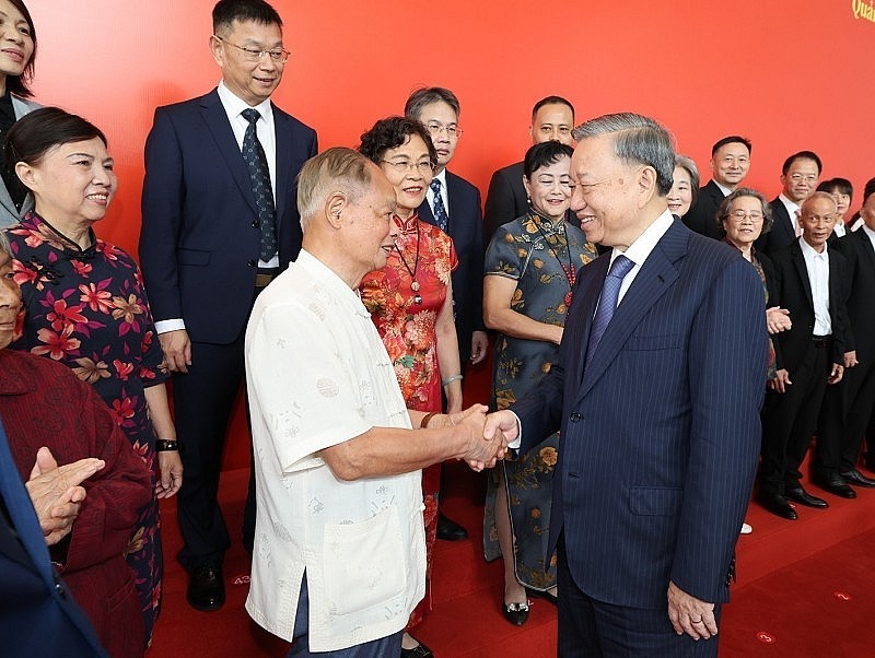 On August 18, 2024, during his State visit to China, General Secretary and State President Tô Lâm met with representatives of the Chinese people’s friendship organizations in Guangzhou City, Guangdong Province. The meeting was jointly organized by the Viet Nam Union of Friendship Organizations, the Chinese People’s Association for Friendship with Foreign Countries, the Guangdong People’s Association for Friendship with Foreign Countries, and the Consulate General of Viet Nam in Guangzhou. (Photo: VNA)