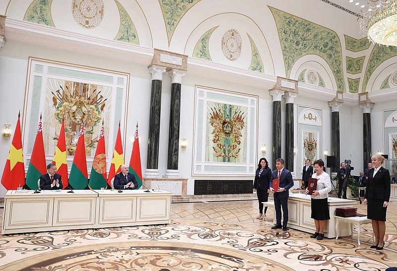 During the State visit to the Republic of Belarus by General Secretary Tô Lâm on May 12, 2025, the Viet Nam Union of Friendship Organizations signed a Memorandum of Understanding with the Belarusian Association for Friendship and Cultural Relations with Foreign Countries, in the presence of General Secretary Tô Lâm and President Aleksandr Lukashenko. (Photo: VNA)