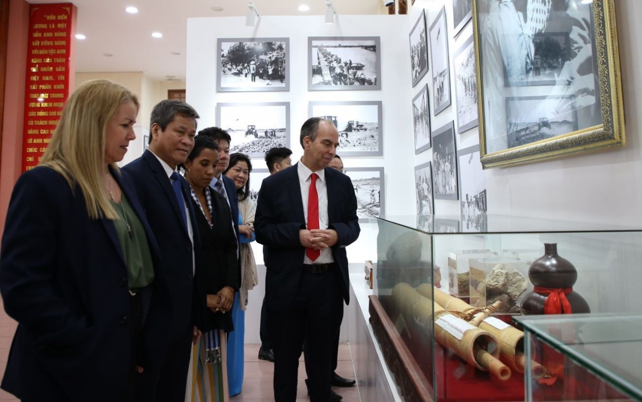 Cuban Ambassador Rogelio Polanco Fuentes visits the “17th Parallel - Aspiration for Reunification” Exhibition in Quang Tri Province, March 2025. (Photo: Cuban Embassy in Vietnam)