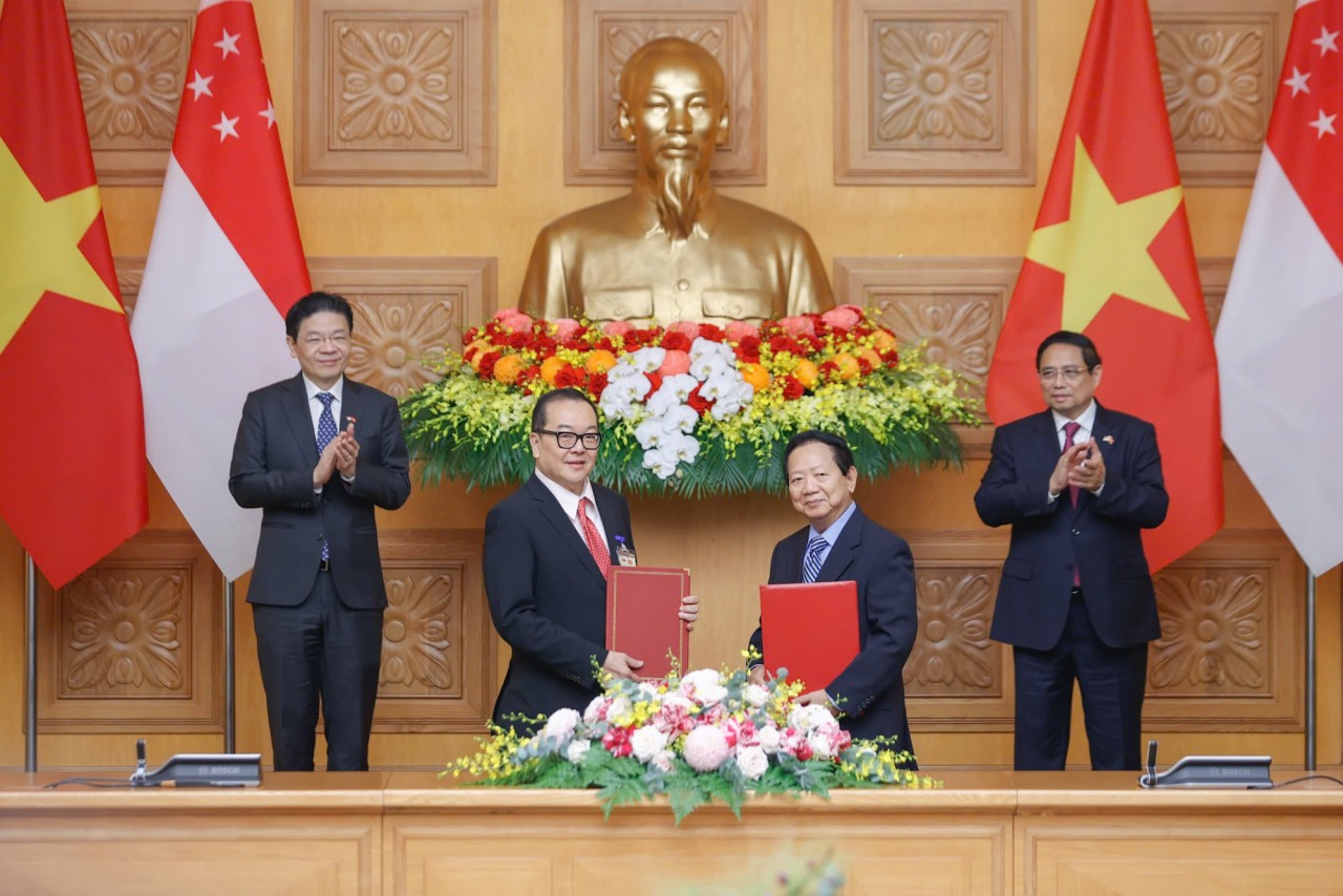 Prime Minister Pham Minh Chinh and Prime Minister Lawrence Wong witness the signing of the Memorandum of Understanding between the Viet Nam-Singapore Friendship Association and the Singapore International Foundation, March 26, 2025. (Photo: Government Newspaper) Prime Minister Pham Minh Chinh and Prime Minister Lawrence Wong witness the signing of the Memorandum of Understanding between the Viet Nam-Singapore Friendship Association and the Singapore International Foundation, March 26, 2025. (Photo: Government Newspaper)