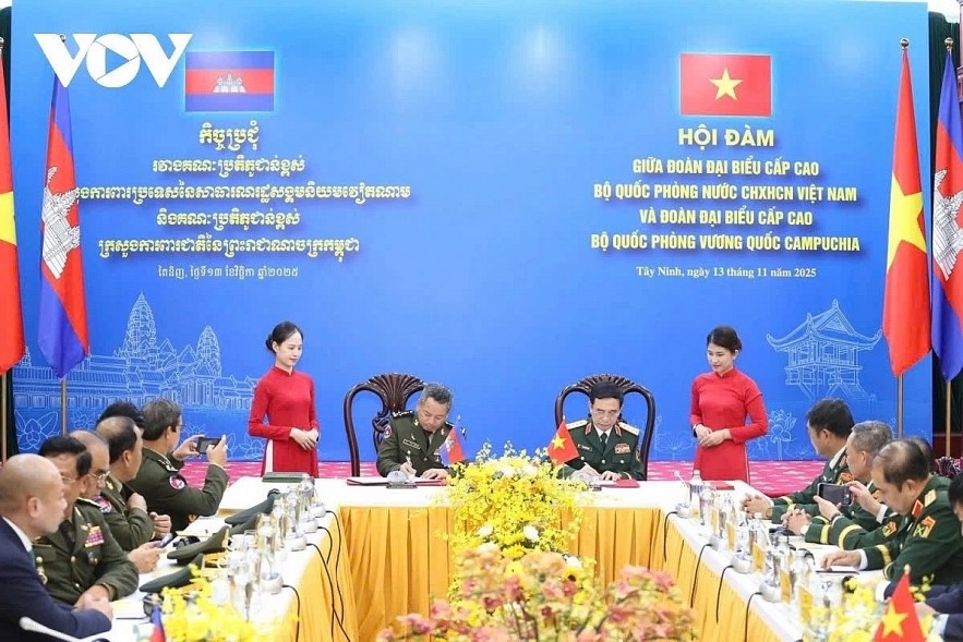 Defence Minister Phan Van Giang ò Vietnam and Defence Minister Tea Seiha of Cambodia sign cooperation documents after the talks