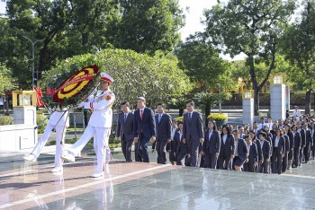 [Photo] Viet Nam Union of Friendship Organizations Presents Report to President Ho Chi Minh on Occasion of its 75th Traditional Day