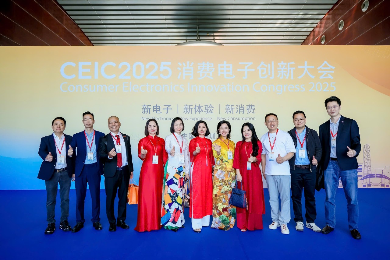 The Vietnam Business Association attended the Electronics Industry Congress in Shenzhen (China) in November 2025. (Photo: Provided by the interviewee).