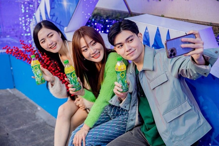 One bottle of Zero Degree Green Tea and a few like-minded friends are all you need to chill. One bottle of Zero Degree Green Tea and a few like-minded friends are all you need to chill.