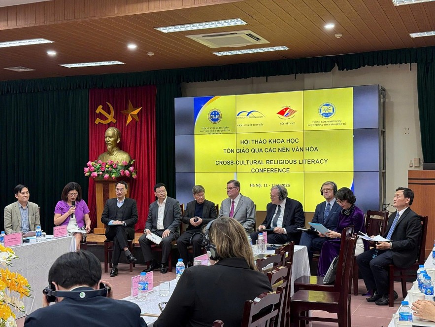 Scientific conference “Religion through cultures” organized by the Institute of Ethnicity and Religion - Ho Chi Minh National Academy of Politics in coordination with the Vietnam Union of Friendship Organizations, the Vietnam-US Association and American partners, March 2025. (Photo: Vietnam Union of Friendship Organizations). Scientific conference “Religion through cultures” organized by the Institute of Ethnicity and Religion - Ho Chi Minh National Academy of Politics in coordination with the Vietnam Union of Friendship Organizations, the Vietnam-US Association and American partners, March 2025. (Photo: Vietnam Union of Friendship Organizations).