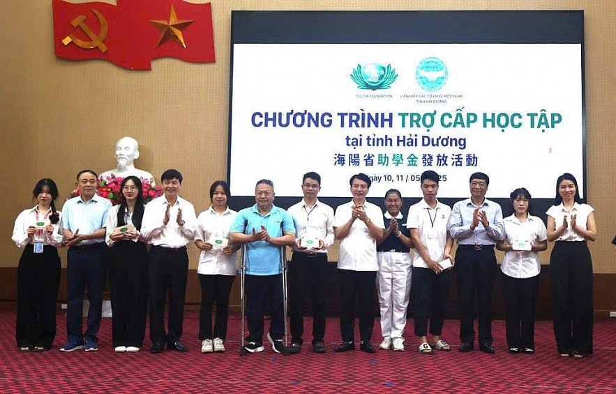 Leaders of Hai Phong Union and Tzuchi Organization together with local authorities presented study grants to students in difficult circumstances. (Source: Hai Phong Union). Leaders of Hai Phong Union and Tzuchi Organization together with local authorities presented study grants to students in difficult circumstances. (Source: Hai Phong Union).