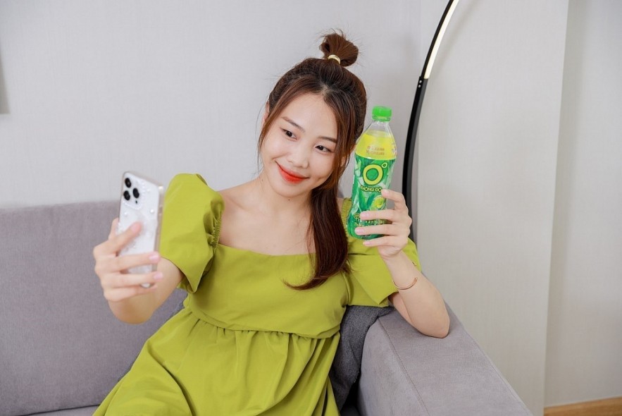 Enjoying an ice cold bottle of Zero Degree Green Tea to ease stress while chatting with family is a daily joy for many students far from home. Enjoying an ice cold bottle of Zero Degree Green Tea to ease stress while chatting with family is a daily joy for many students far from home.