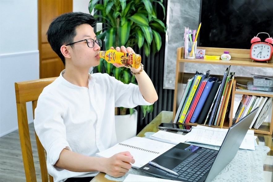 Many young people always keep a bottle of Number 1 on their desk. For them, “energy” is no longer just about staying awake. It is about fueling themselves with clean energy to stay passionate every day. Many young people always keep a bottle of Number 1 on their desk. For them, “energy” is no longer just about staying awake. It is about fueling themselves with clean energy to stay passionate every day.